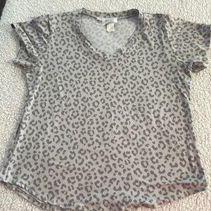 Gray leopard print T-shirt